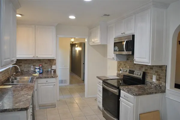 $1,925 | 720 Ash Street, Burleson, TX 76028