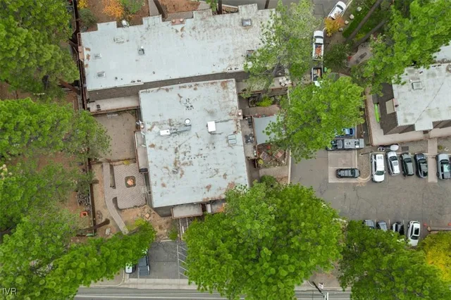 a view of a white wall with black and white walls