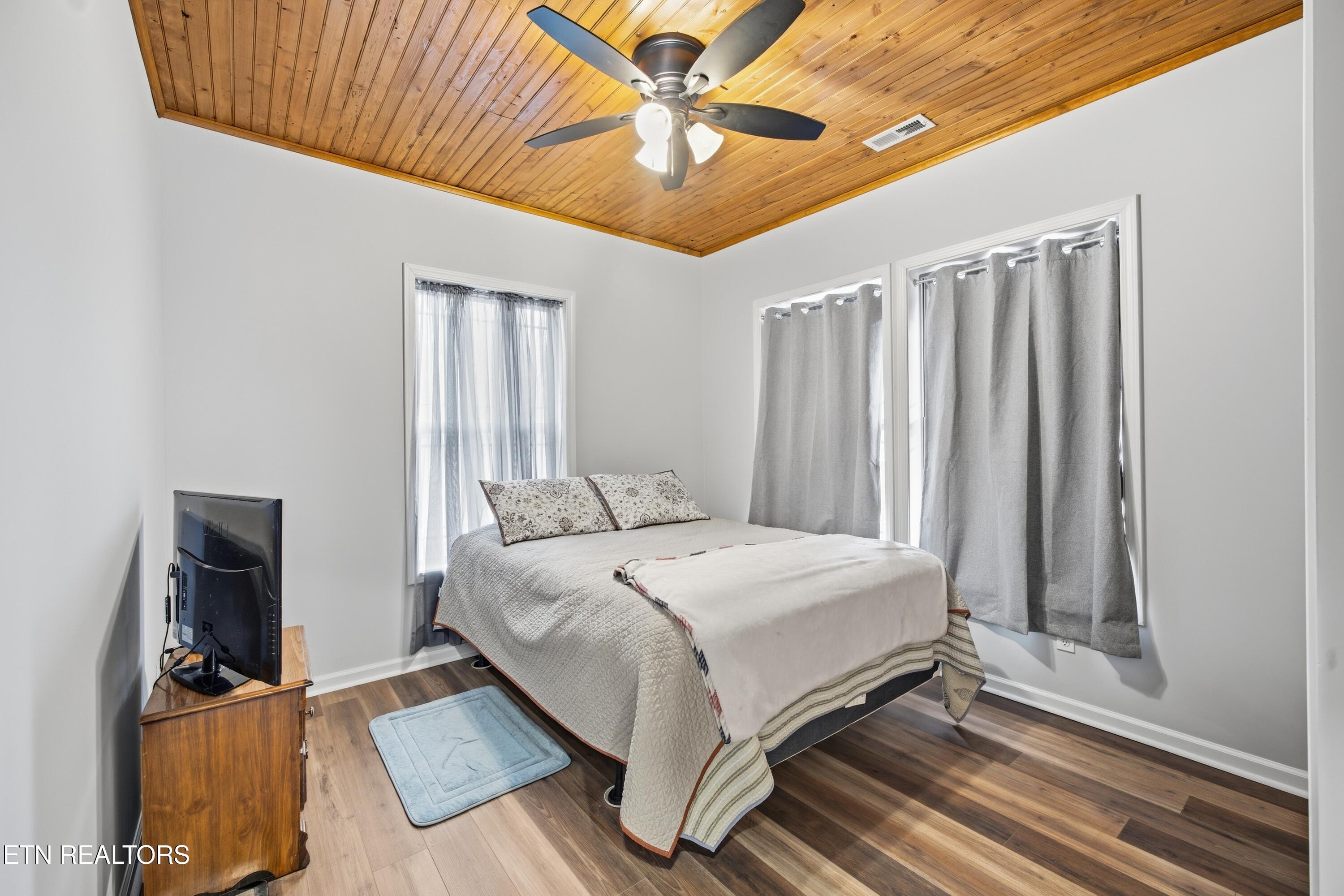 287 Cave Creek Road Loudon, TN 37774 - Photo 17 of 32 Main lvl bedroom