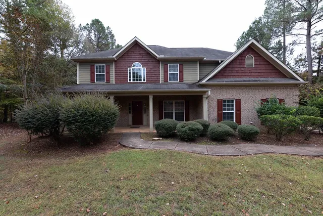 a view of a yard in front of a house