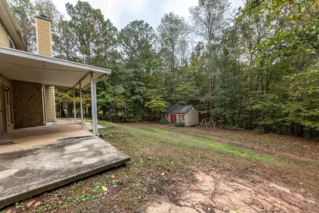 a view of a house with backyard