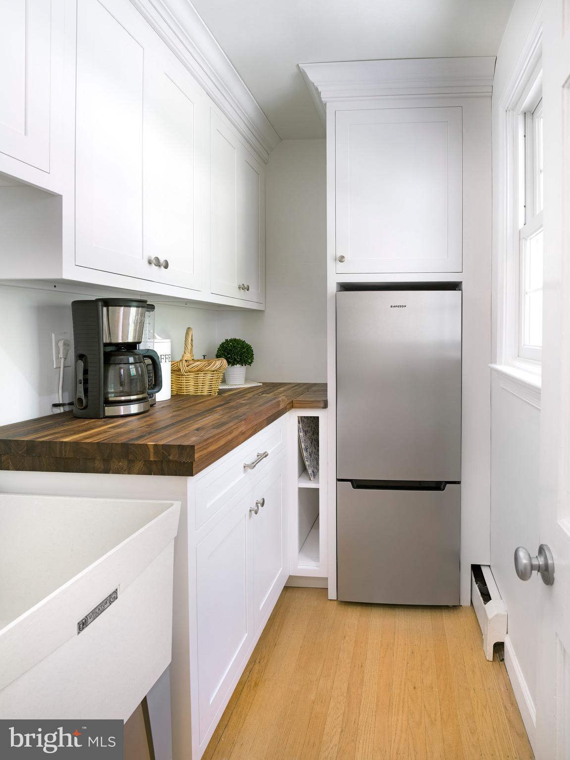870 Goshen Road Newtown Square, PA 19073 - Photo 13 of 31 a kitchen with a refrigerator and a sink