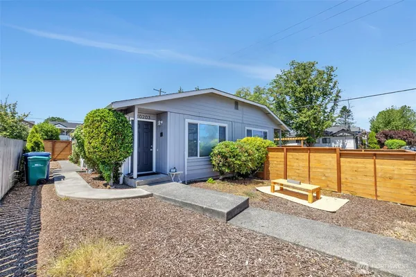 a view of a house with backyard and garden
