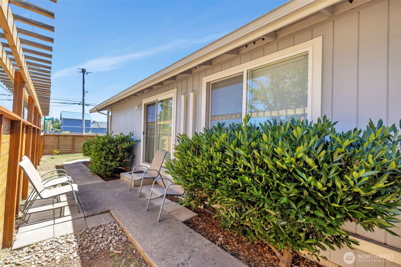 10201 17th Avenue Southwest Seattle, WA 98146 - Photo 8 of 27 a front view of a house with garden