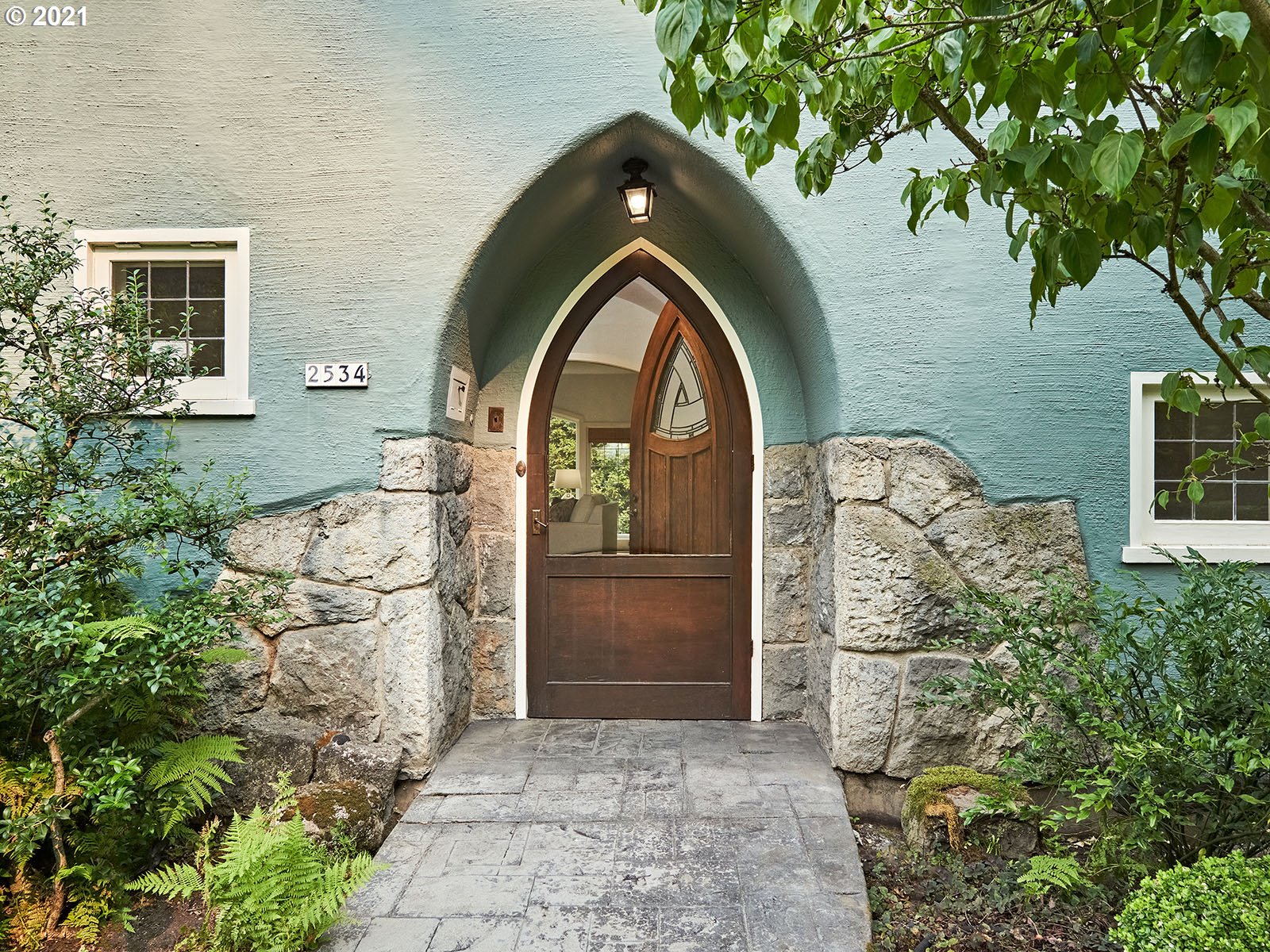 2534 Southwest Arden Road Portland, OR 97201 - Photo 2 of 30