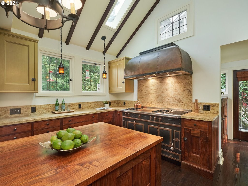 2534 Southwest Arden Road Portland, OR 97201 - Photo 7 of 30