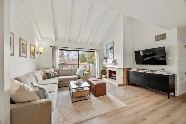 $239,950 | 524 Woodside Oaks, Unit 8, Sacramento, CA 95825