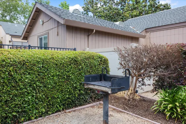 $239,950 | 524 Woodside Oaks, Unit 8, Sacramento, CA 95825
