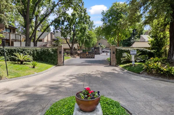 $229,950 | 524 Woodside Oaks, Unit 8, Sacramento, CA 95825