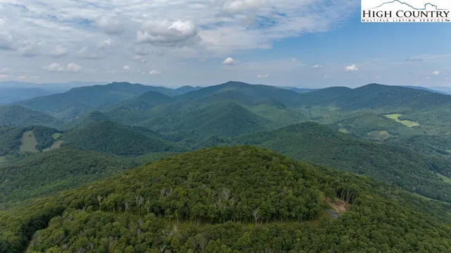 a view of an mountain and mountain view