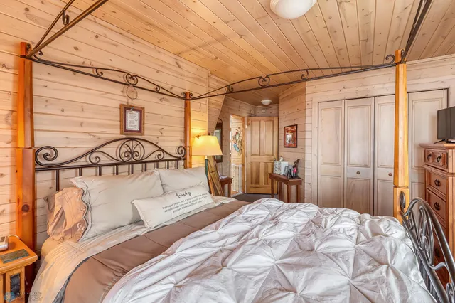 $1,250,000 | 12104 Co Highway 17, Detroit Lakes, MN 56501