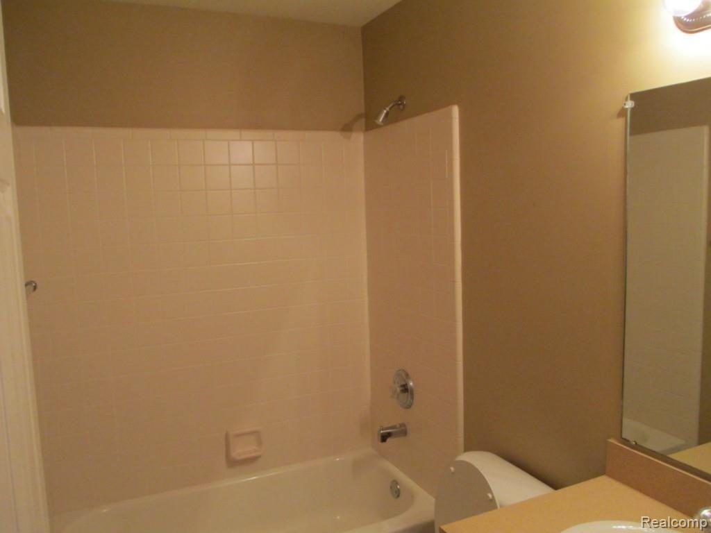 2061 Lagoon Drive Rochester, MI 48309 - Photo 22 of 27 IMG_1401.jpg
