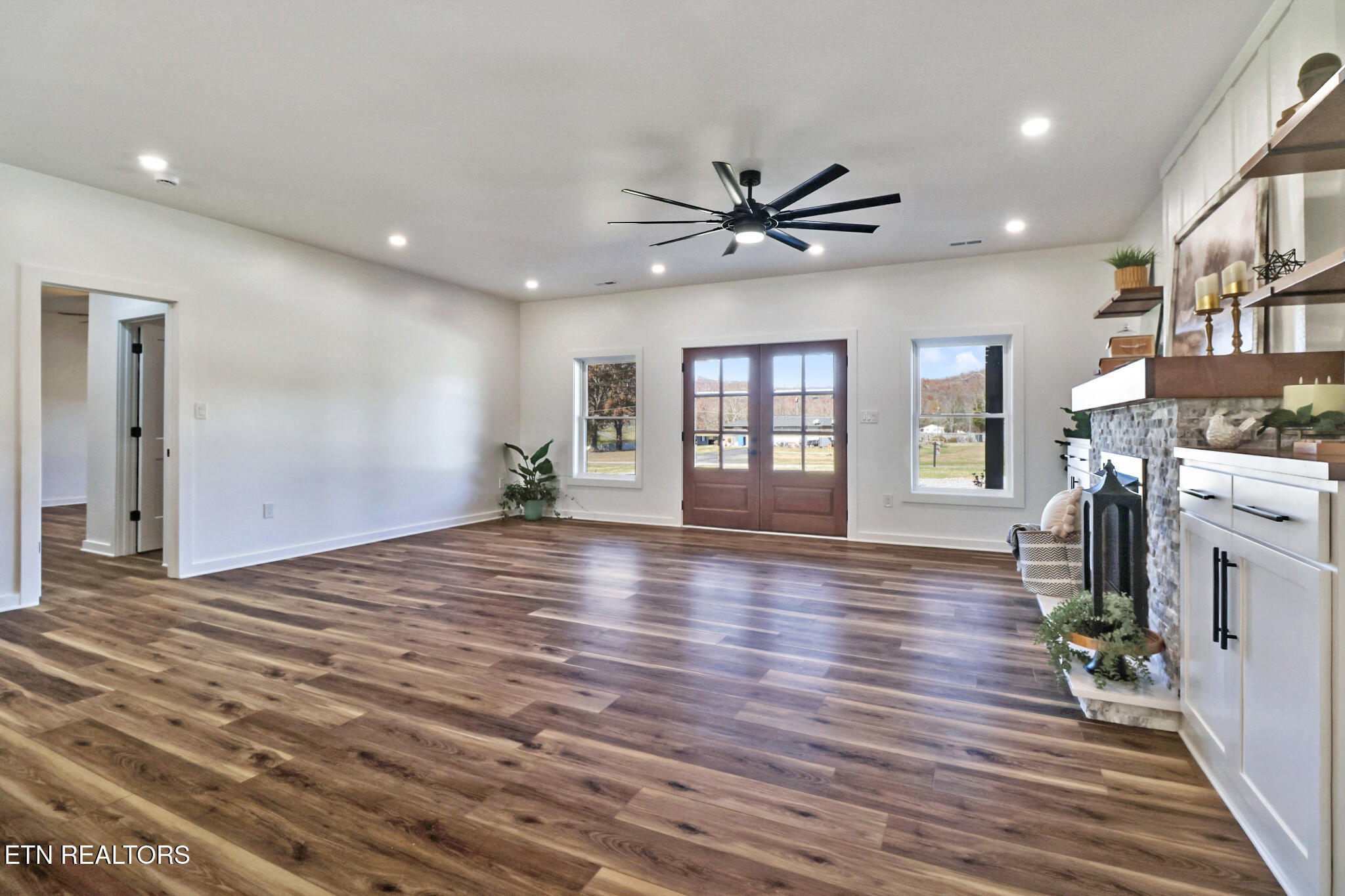 110 Eldon Justice Road Oliver Springs, TN 37840 - Photo 9 of 43 Living room
