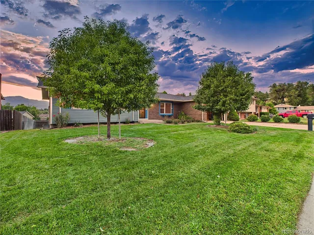 a view of a house with backyard and garden