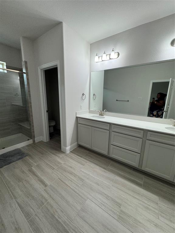 7849 Sunset Boulevard Rowlett, TX 75088 - Photo 12 of 19 The property features a spacious bathroom with light gray wood-look tile flooring