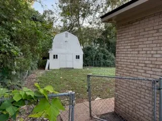 a view of a backyard
