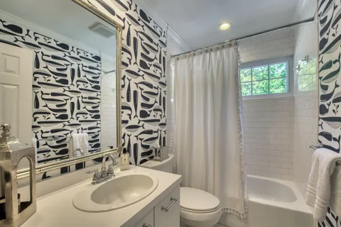 45 Wooded Oak Lane, East Hampton, NY 11937