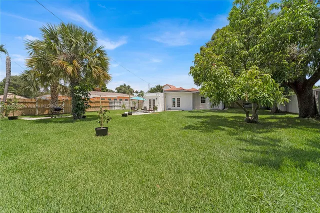 a view of a house with a backyard