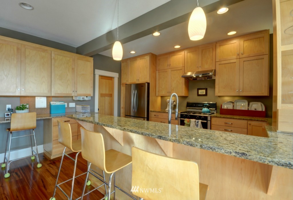 979 Southwest 3rd Place Renton, WA 98057 - Photo 5 of 15