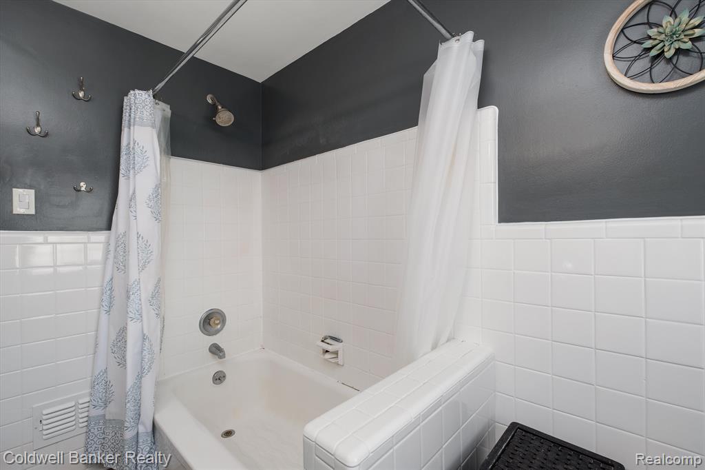 1585 Fairholme Road Grosse Pointe Woods, MI 48236 - Photo 20 of 28