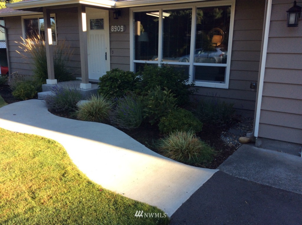 8909 218th Street Southwest Edmonds, WA 98026 - Photo 2 of 23 Gallery Image 2
