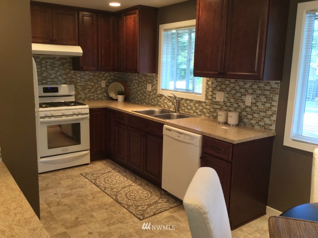 8909 218th Street Southwest Edmonds, WA 98026 - Photo 10 of 23 Gallery Image 10