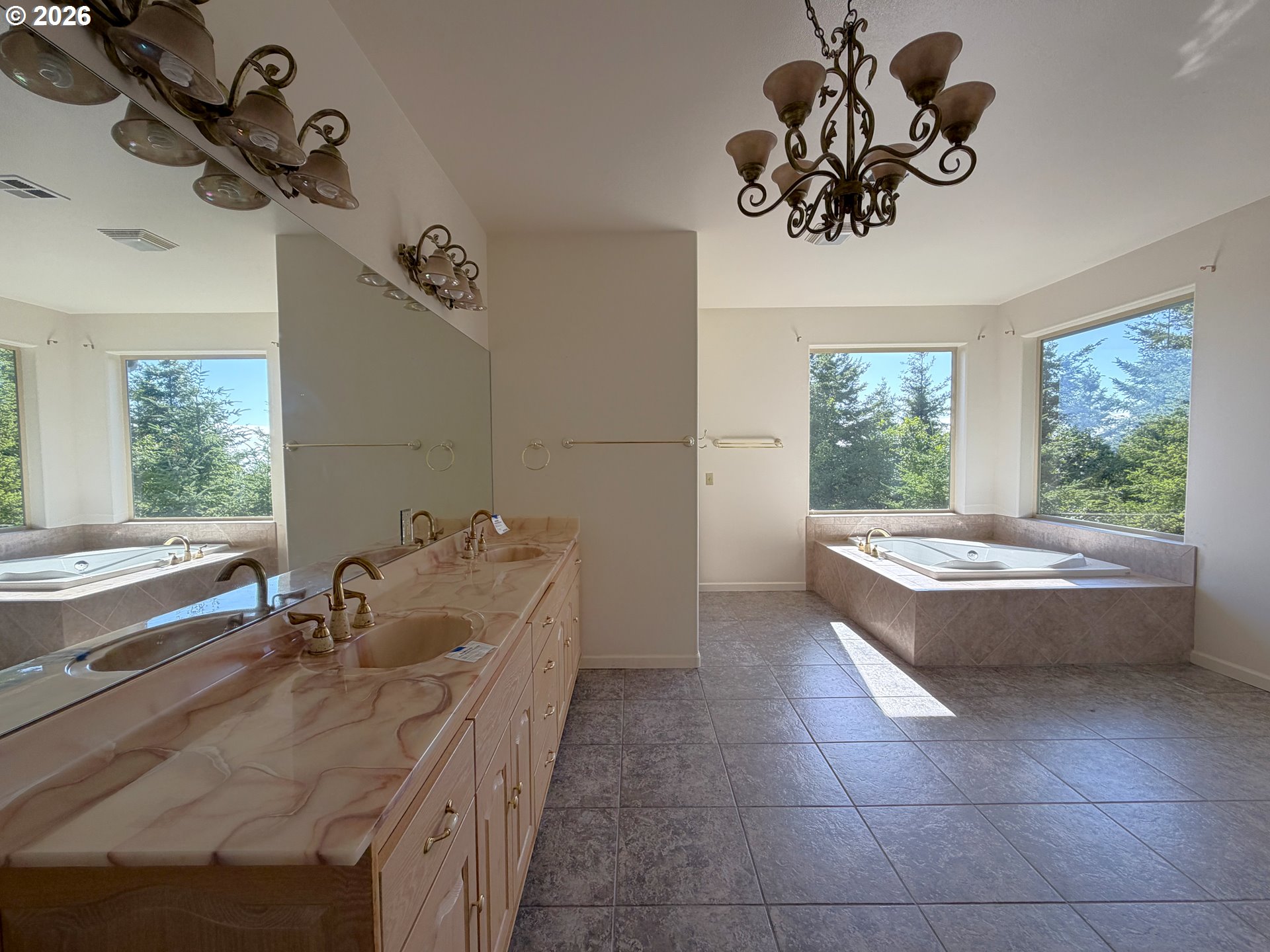 47500 Pacific View Road Langlois, OR 97450 - Photo 21 of 43 Owner's Suite Bathroom