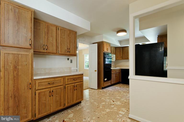 12122 Stirrup Road Reston, VA 20191 - Photo 12 of 29 Kitchen