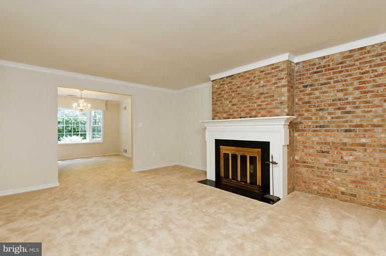 12122 Stirrup Road Reston, VA 20191 - Photo 15 of 29 Living Room