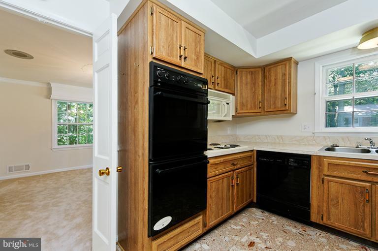 12122 Stirrup Road Reston, VA 20191 - Photo 21 of 29 Kitchen