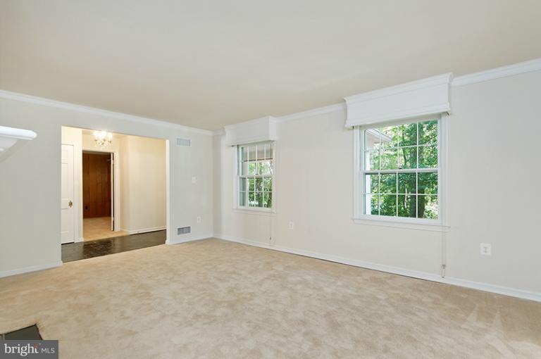 12122 Stirrup Road Reston, VA 20191 - Photo 22 of 29 Living Room