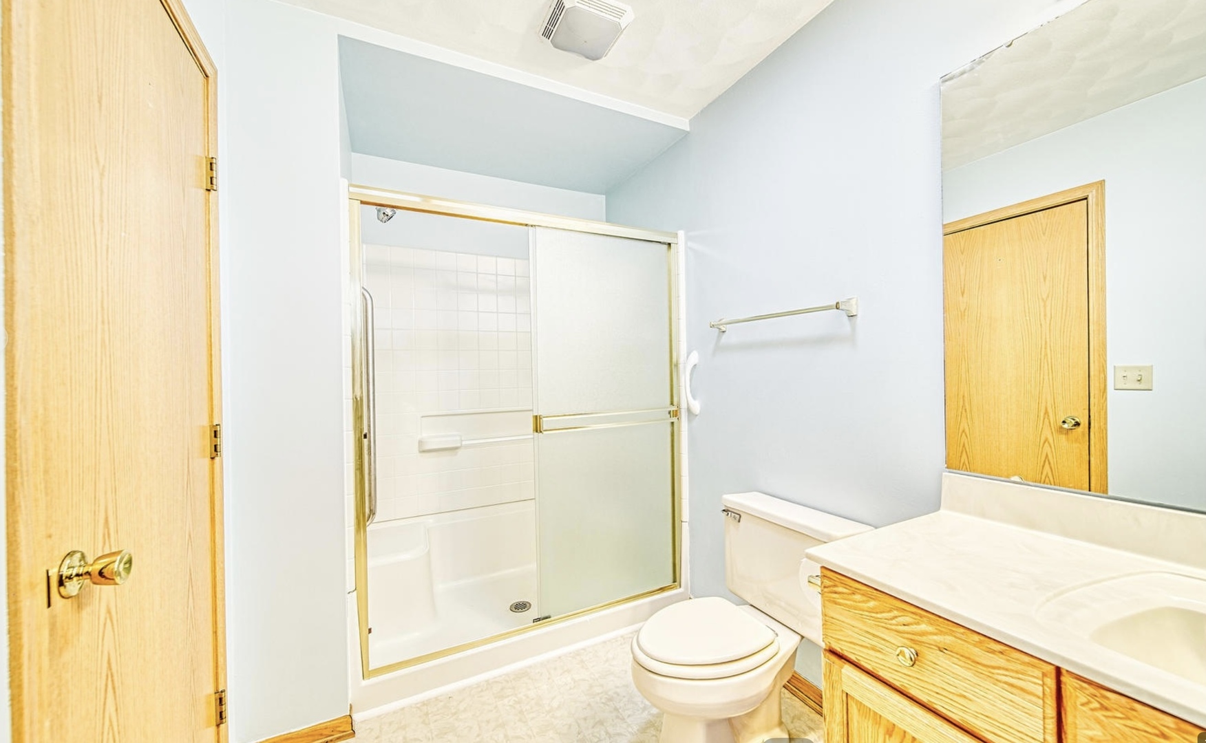 3121 Carefree Drive Rockford, IL 61114 - Photo 20 of 29 a bathroom with a sink a toilet and shower