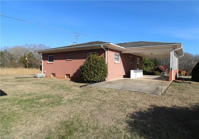 $1,250 | 3255 Ararat Road, Ararat, NC 27007