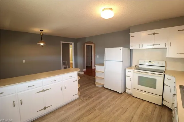 $1,250 | 3255 Ararat Road, Ararat, NC 27007