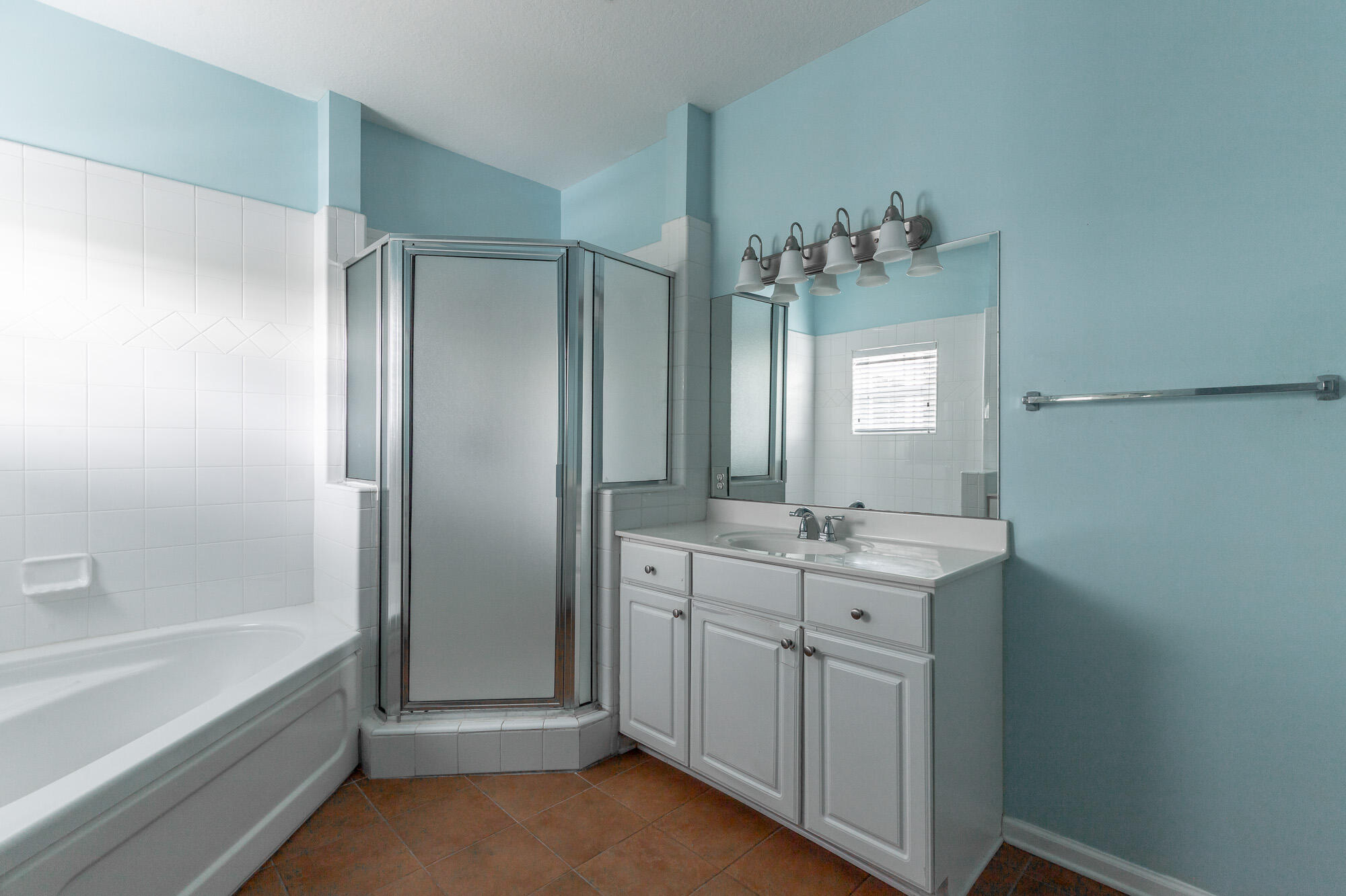 4102 Regency Court Chattanooga, TN 37421 - Photo 22 of 36 Primary Bath