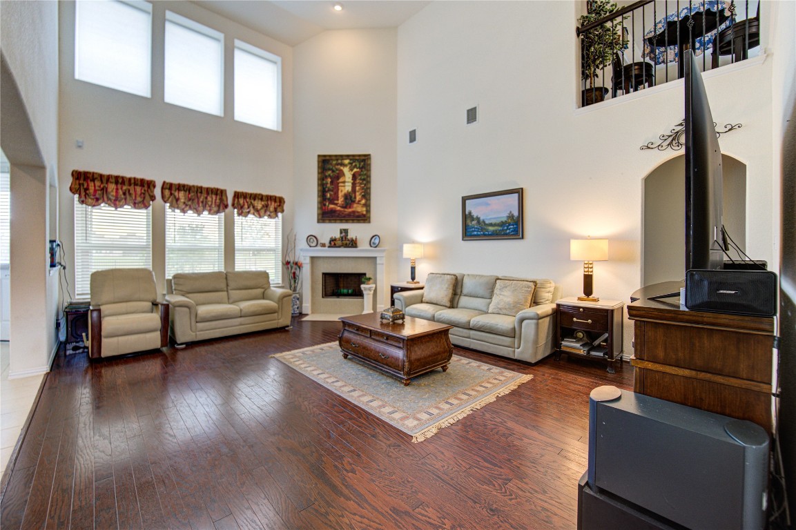 4602 Kingston Shores Lane Rosharon, TX 77583 - Photo 14 of 38 Open Spacious Living Area