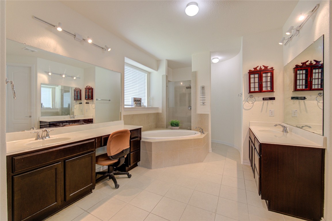 4602 Kingston Shores Lane Rosharon, TX 77583 - Photo 22 of 38 Primary Bath