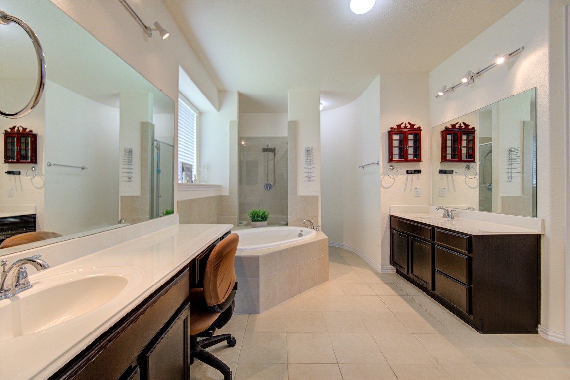 4602 Kingston Shores Lane Rosharon, TX 77583 - Photo 23 of 38 Garden Tub & Stand-In Shower