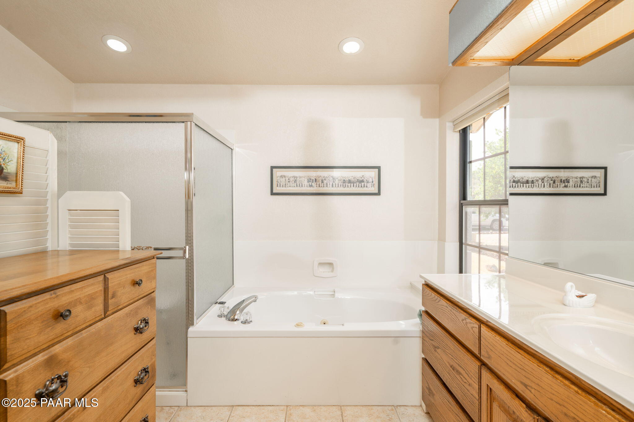 11452 East Turquoise Circle Dewey, AZ 86327 - Photo 19 of 68 a bathroom with a bathtub a sink and a large mirror