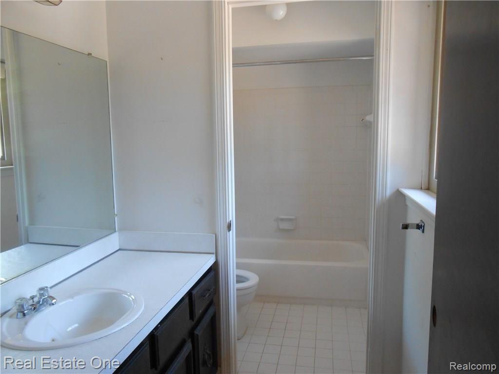 29346 Wellington Road West Southfield, MI 48034 - Photo 15 of 27