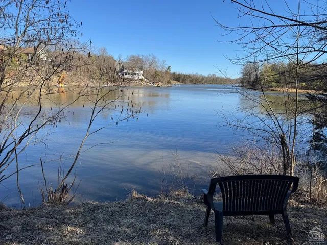 a view of a bench in the backyard of a house