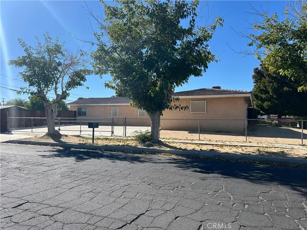$2,400 | 15558 Del Rey Drive, Victorville, CA 92395