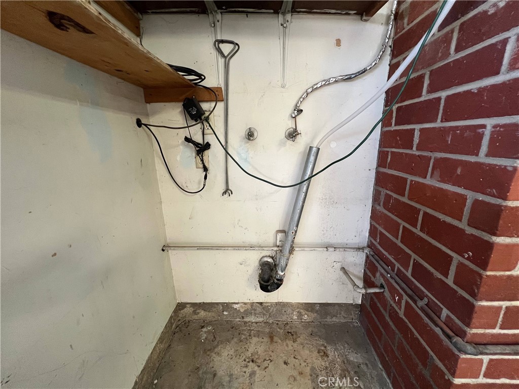 15558 Del Rey Drive Victorville, CA 92395 - Photo 27 of 32 a bathroom with a shower