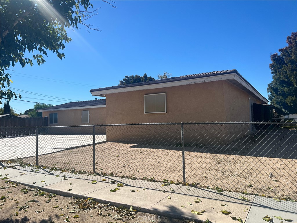 15558 Del Rey Drive Victorville, CA 92395 - Photo 31 of 32 a backyard of a house
