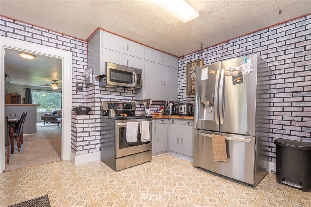 1311 Koontz Road Chehalis, WA 98532 - Photo 16 of 16 a kitchen with cabinets and stainless steel appliances