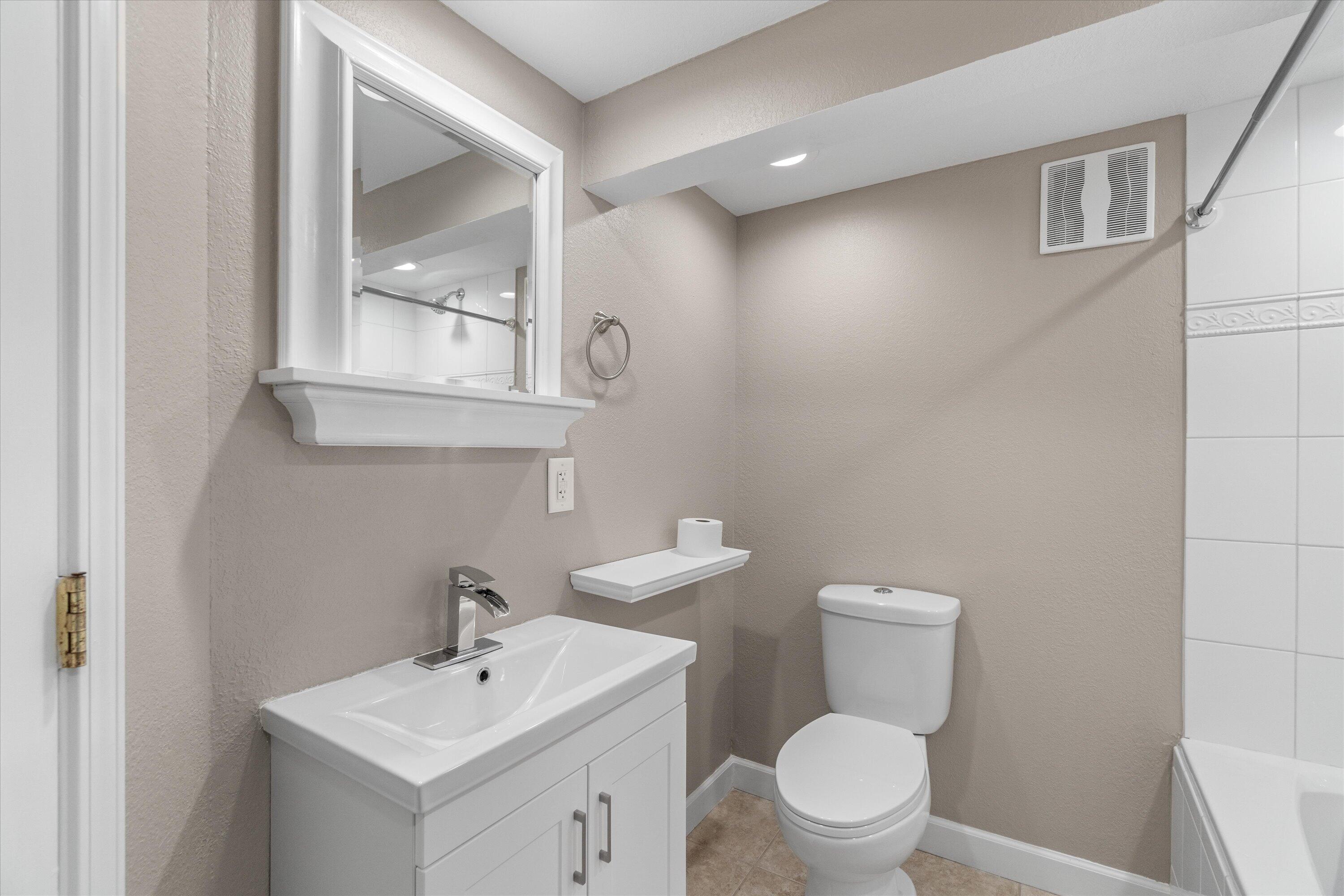 N39W27485 Hillside Grove Road Pewaukee, WI 53072 - Photo 23 of 43 Lower level full bath