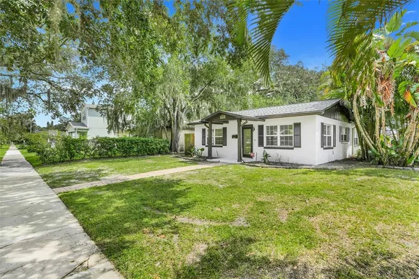 a view of a house with backyard and garden
