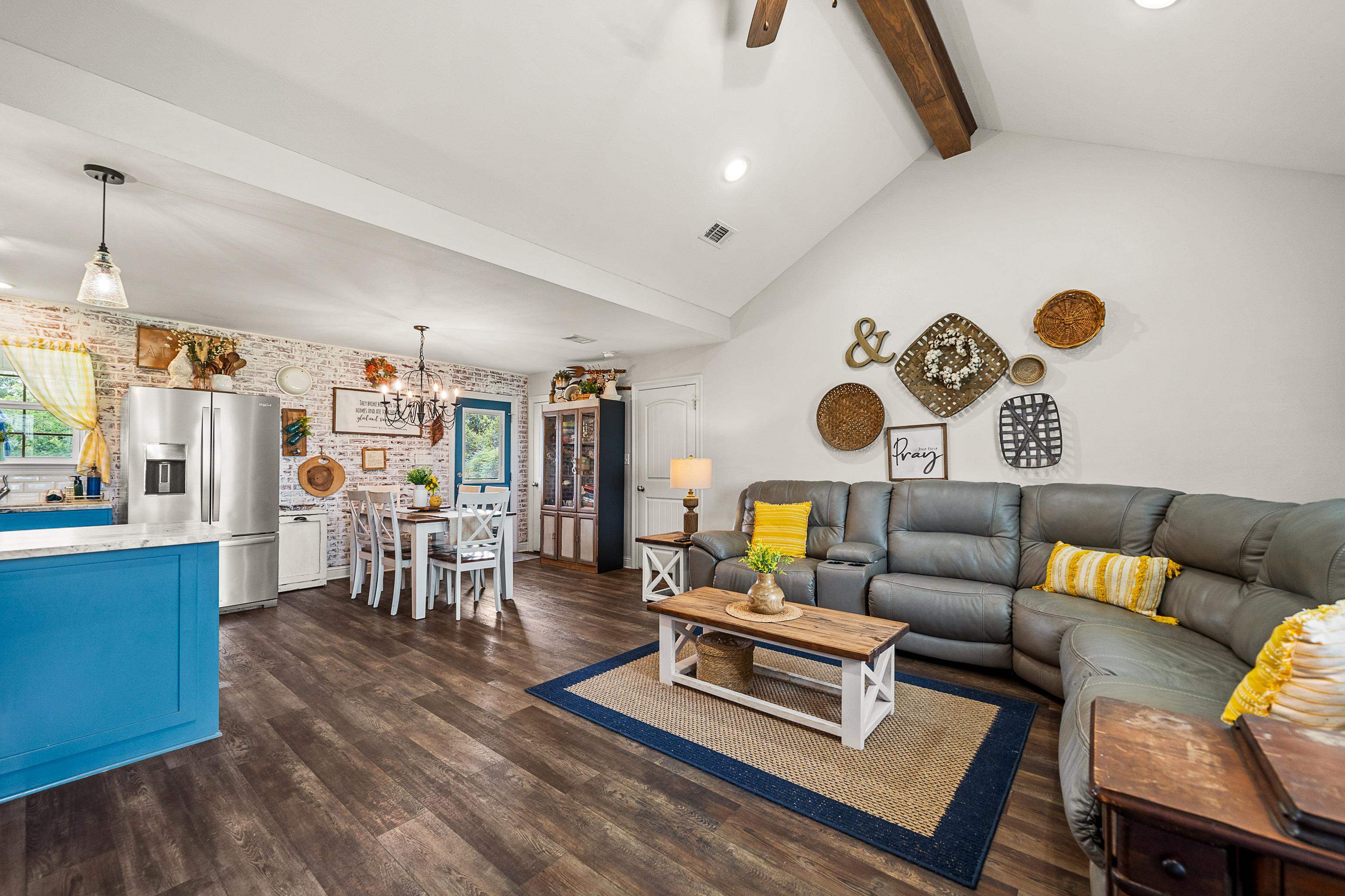 25212 Reeves Lane Elberta, AL 36530 - Photo 6 of 28 Living Room