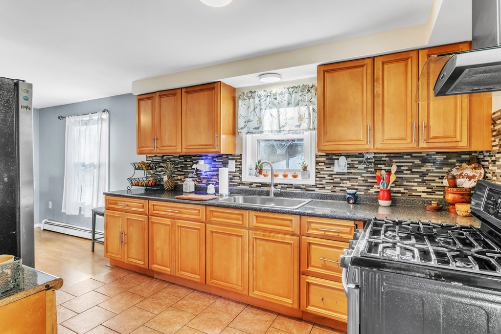 166 Hancock Street Springfield, MA 01109 - Photo 5 of 33