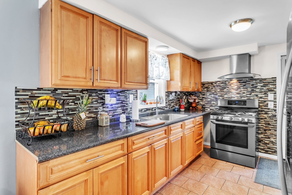 166 Hancock Street Springfield, MA 01109 - Photo 8 of 33
